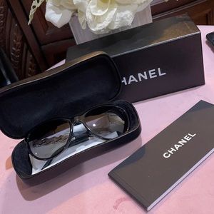 CHANEL
CC Chain Sunglasses Black❤️